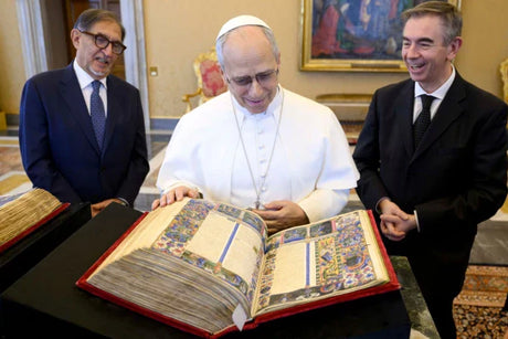 León XIV subraya el valor de los libros en papel en la era digital y alienta a la lectura espiritual
